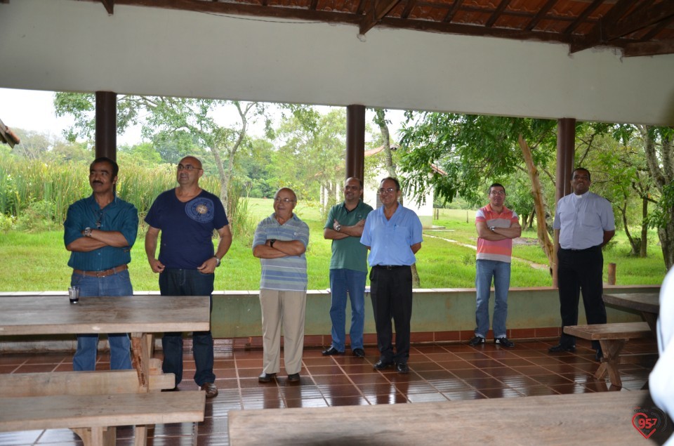 De aniversário, Ozair Sanábria recebe os parabéns do bispo e padres da diocese
