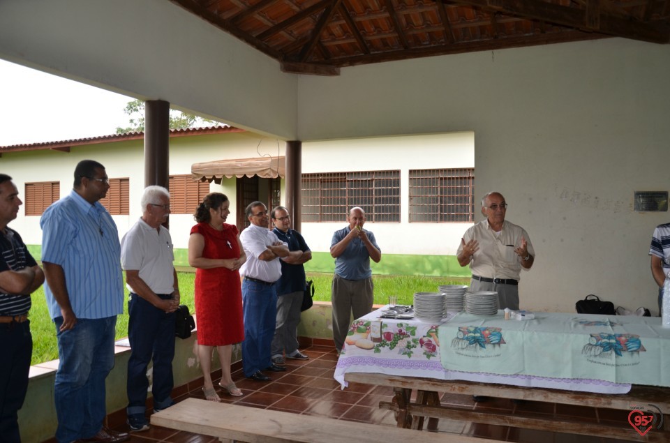 De aniversário, Ozair Sanábria recebe os parabéns do bispo e padres da diocese
