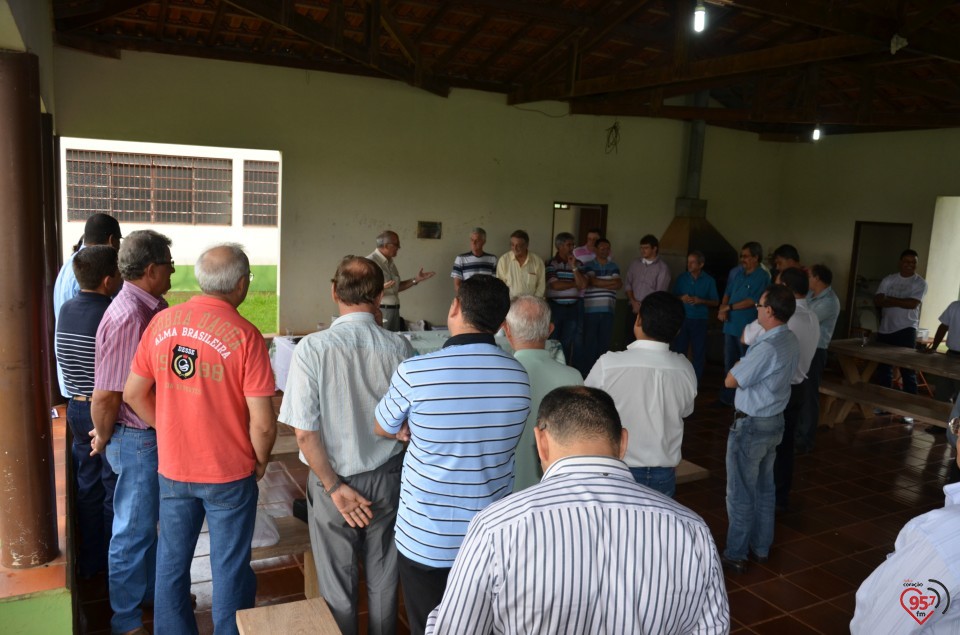 De aniversário, Ozair Sanábria recebe os parabéns do bispo e padres da diocese