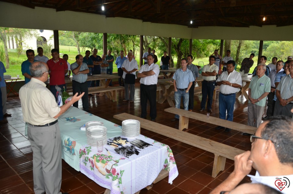 De aniversário, Ozair Sanábria recebe os parabéns do bispo e padres da diocese