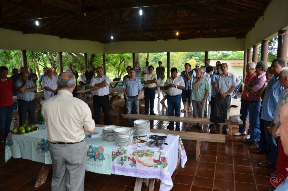 De aniversário, Ozair Sanábria recebe os parabéns do bispo e padres da diocese