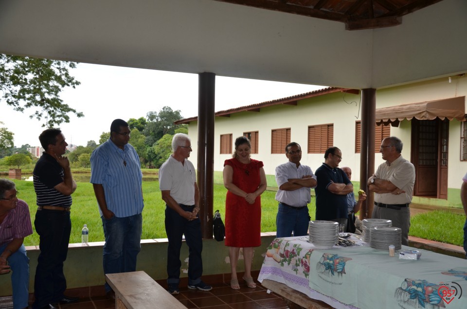 De aniversário, Ozair Sanábria recebe os parabéns do bispo e padres da diocese