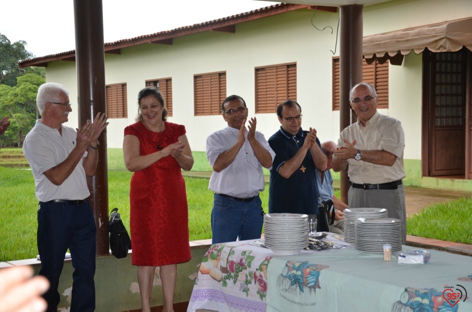 De aniversário, Ozair Sanábria recebe os parabéns do bispo e padres da diocese