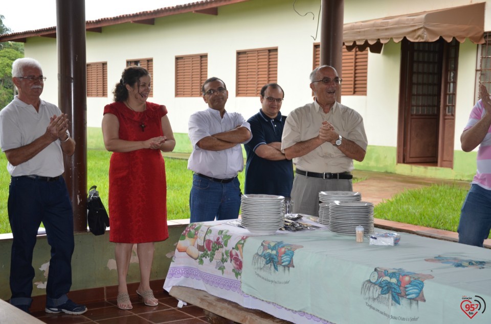 De aniversário, Ozair Sanábria recebe os parabéns do bispo e padres da diocese