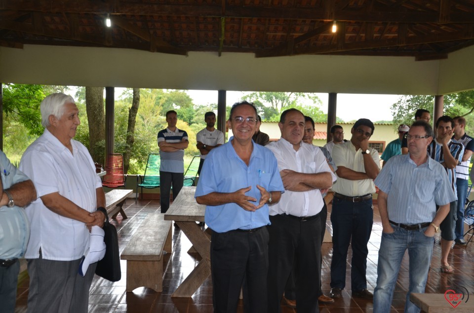De aniversário, Ozair Sanábria recebe os parabéns do bispo e padres da diocese