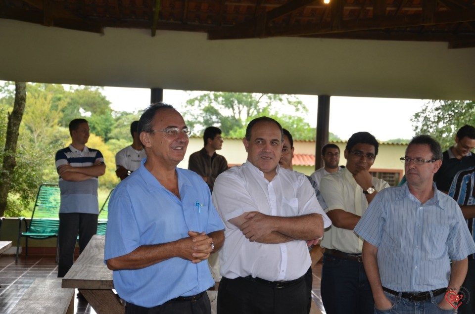 De aniversário, Ozair Sanábria recebe os parabéns do bispo e padres da diocese