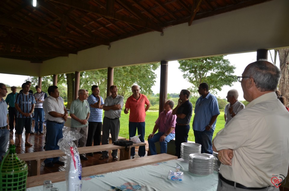 De aniversário, Ozair Sanábria recebe os parabéns do bispo e padres da diocese
