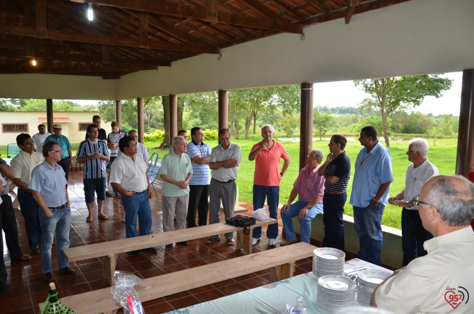 De aniversário, Ozair Sanábria recebe os parabéns do bispo e padres da diocese