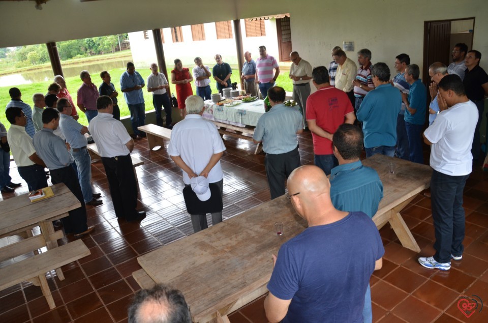 De aniversário, Ozair Sanábria recebe os parabéns do bispo e padres da diocese