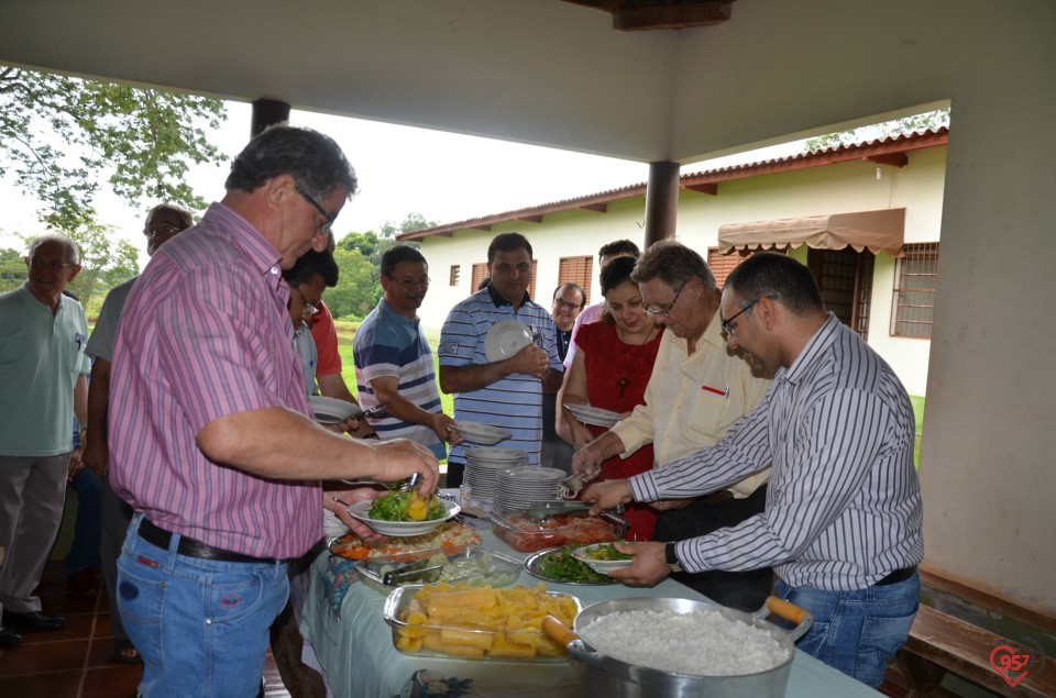 De aniversário, Ozair Sanábria recebe os parabéns do bispo e padres da diocese