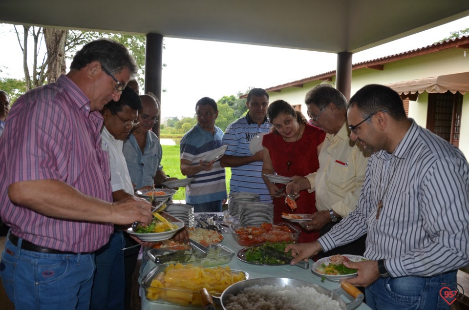 De aniversário, Ozair Sanábria recebe os parabéns do bispo e padres da diocese