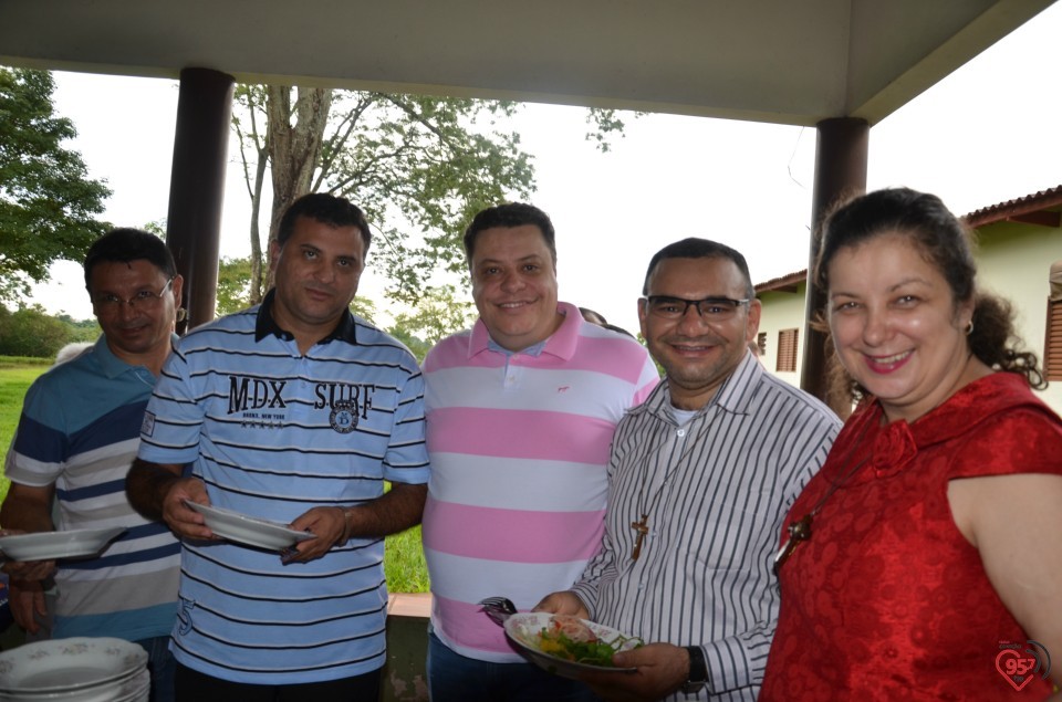 De aniversário, Ozair Sanábria recebe os parabéns do bispo e padres da diocese