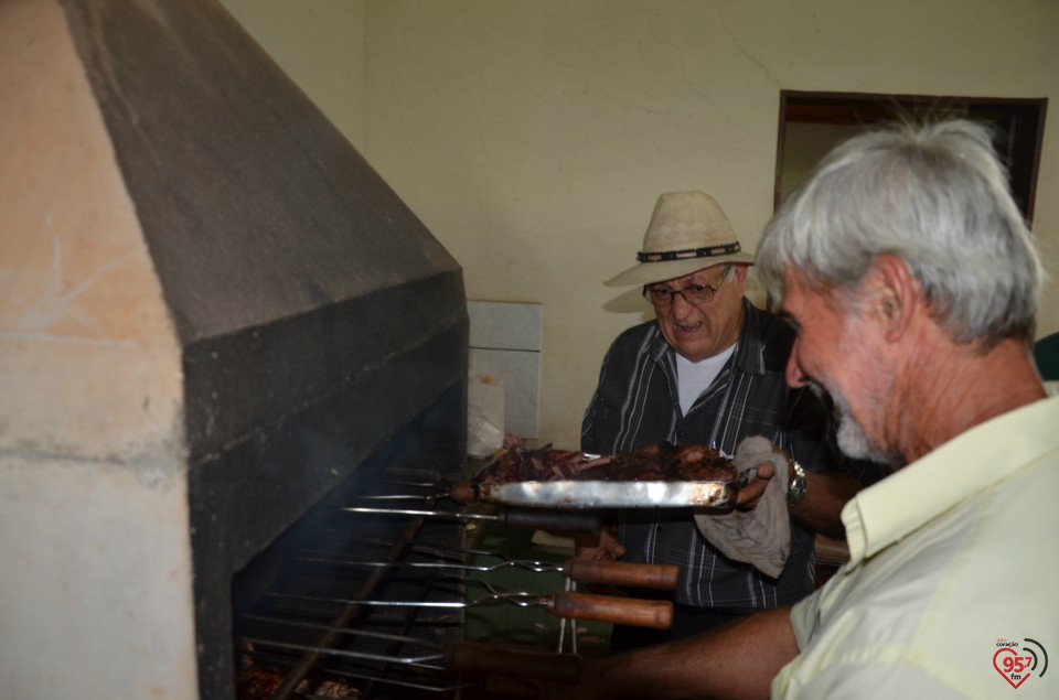De aniversário, Ozair Sanábria recebe os parabéns do bispo e padres da diocese