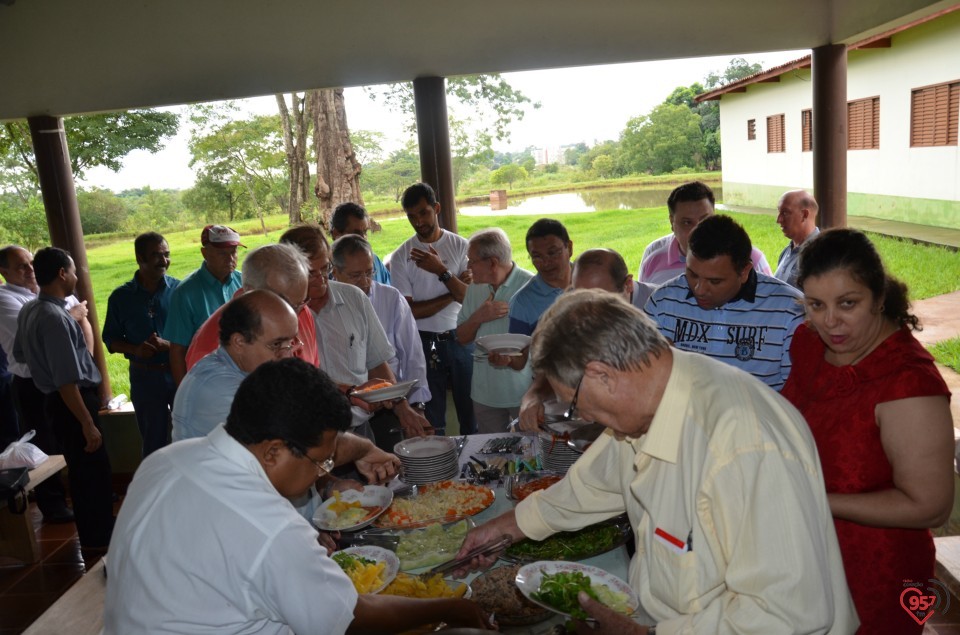 De aniversário, Ozair Sanábria recebe os parabéns do bispo e padres da diocese