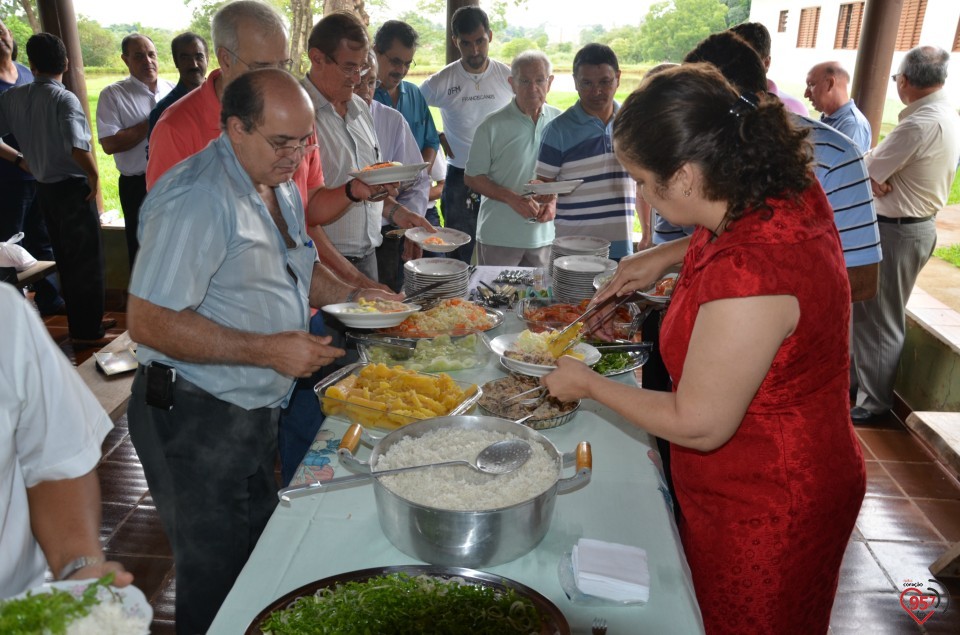 De aniversário, Ozair Sanábria recebe os parabéns do bispo e padres da diocese