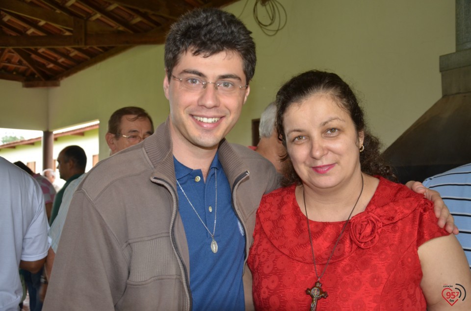 De aniversário, Ozair Sanábria recebe os parabéns do bispo e padres da diocese