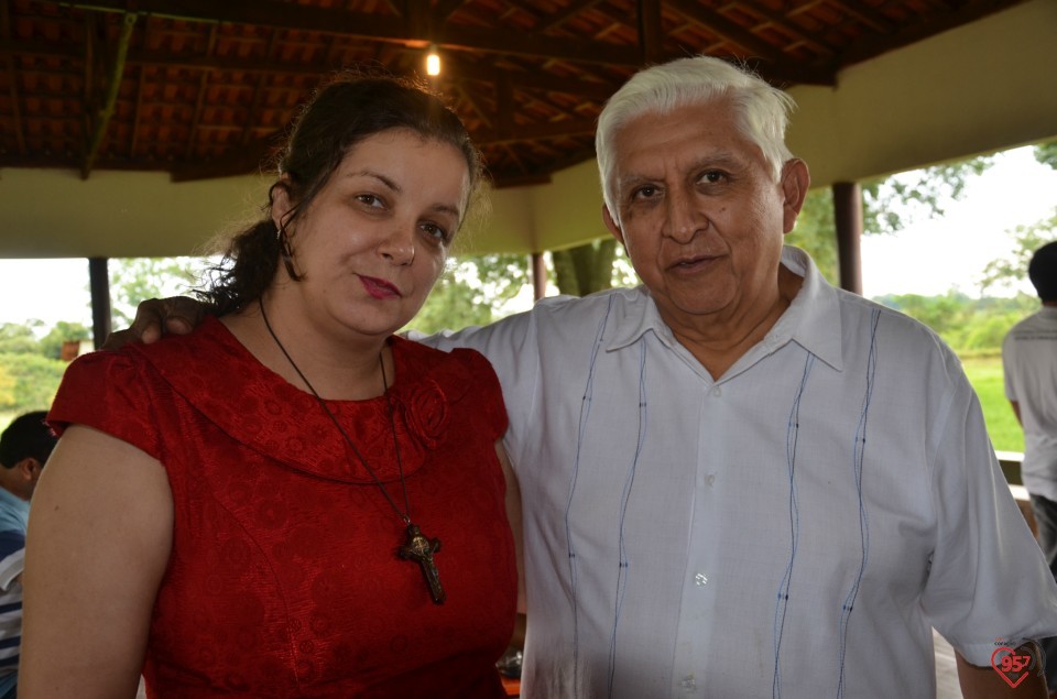 De aniversário, Ozair Sanábria recebe os parabéns do bispo e padres da diocese
