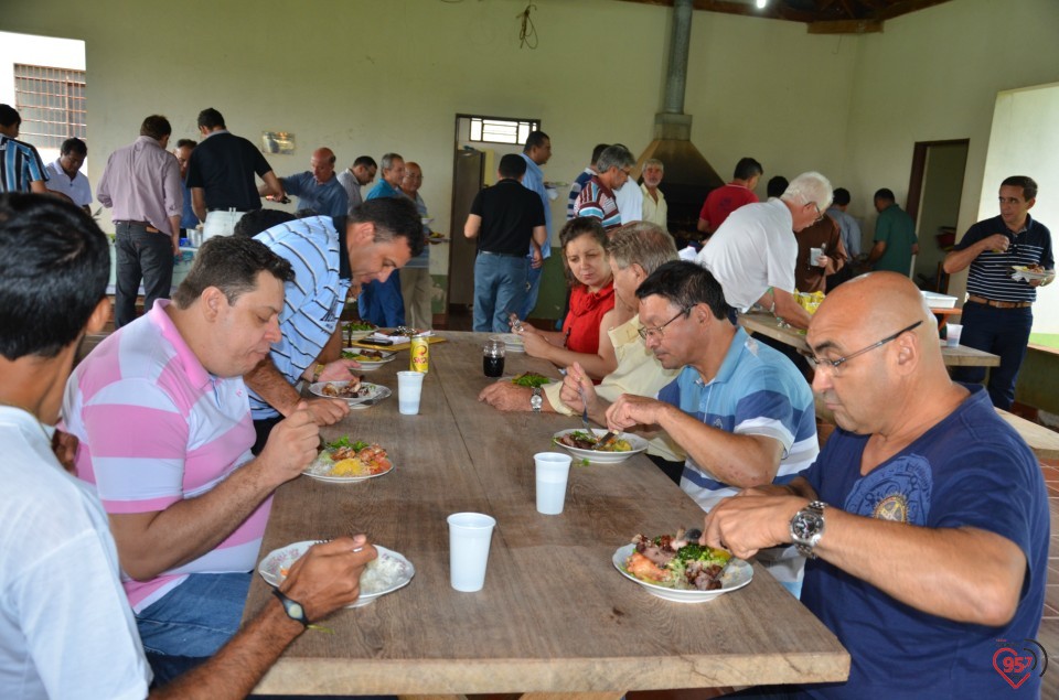 De aniversário, Ozair Sanábria recebe os parabéns do bispo e padres da diocese