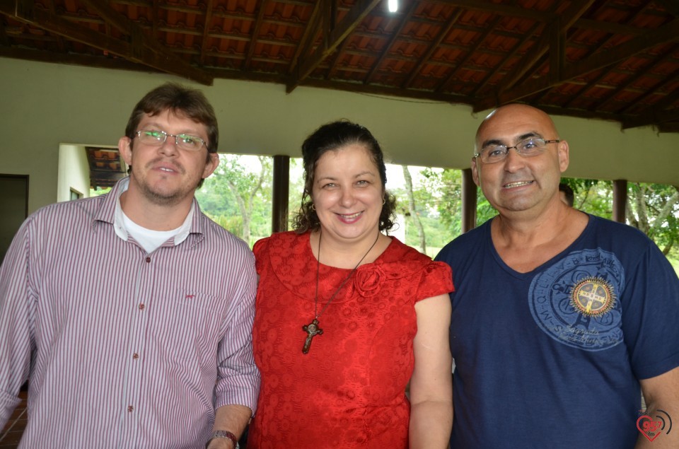 De aniversário, Ozair Sanábria recebe os parabéns do bispo e padres da diocese
