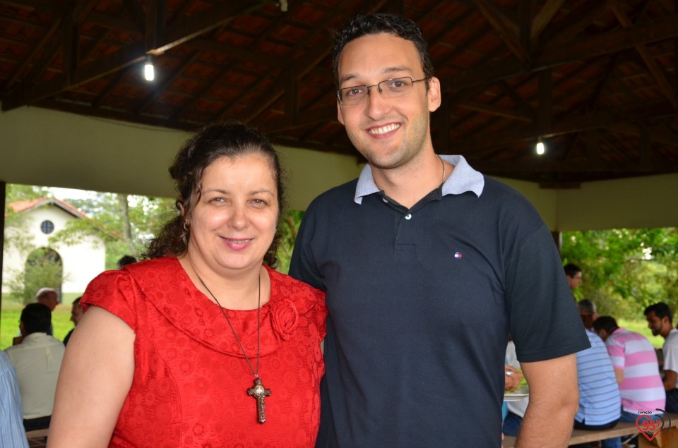 De aniversário, Ozair Sanábria recebe os parabéns do bispo e padres da diocese