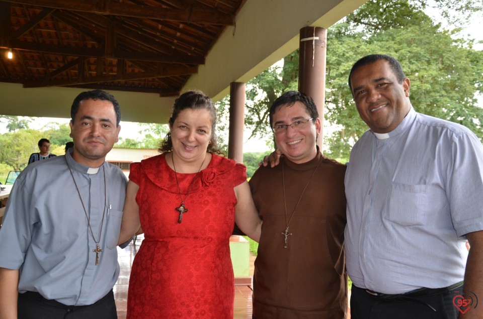 De aniversário, Ozair Sanábria recebe os parabéns do bispo e padres da diocese