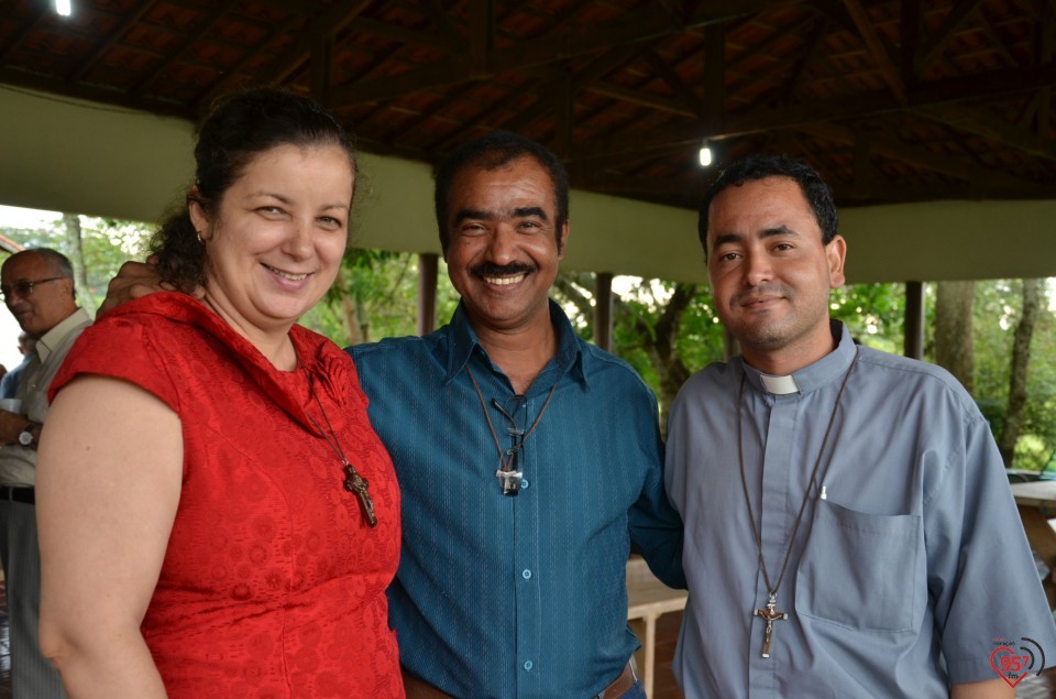 De aniversário, Ozair Sanábria recebe os parabéns do bispo e padres da diocese