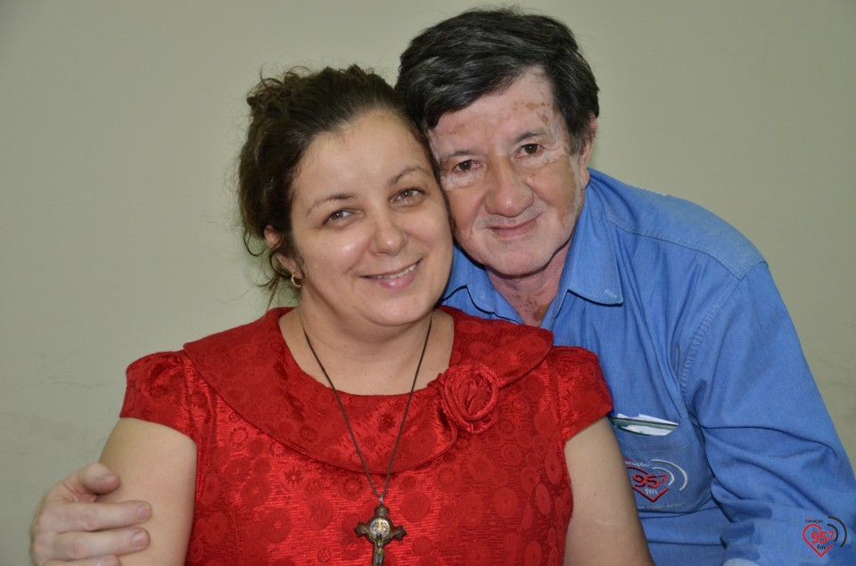 De aniversário, Ozair Sanábria recebe os parabéns do bispo e padres da diocese