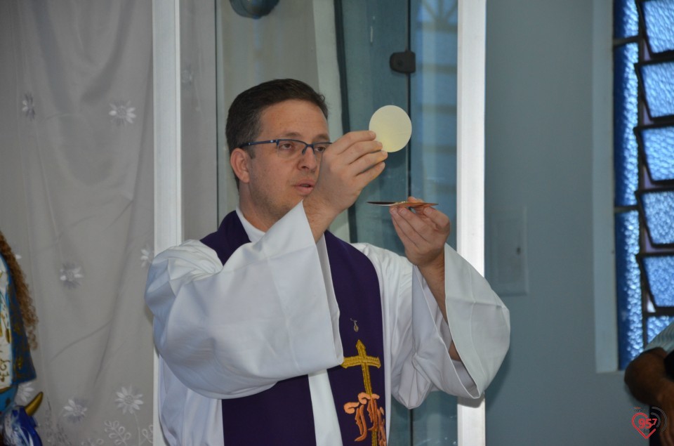 Frei Eterson celebra missa na Capela N. Sra Caacupê
