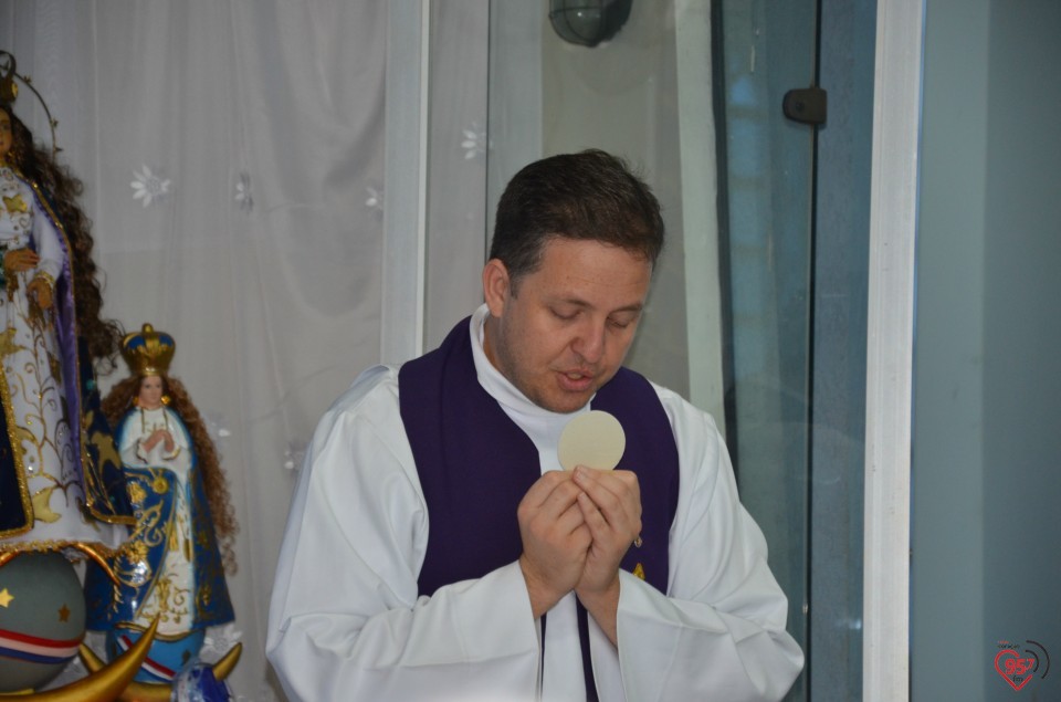 Frei Eterson celebra missa na Capela N. Sra Caacupê