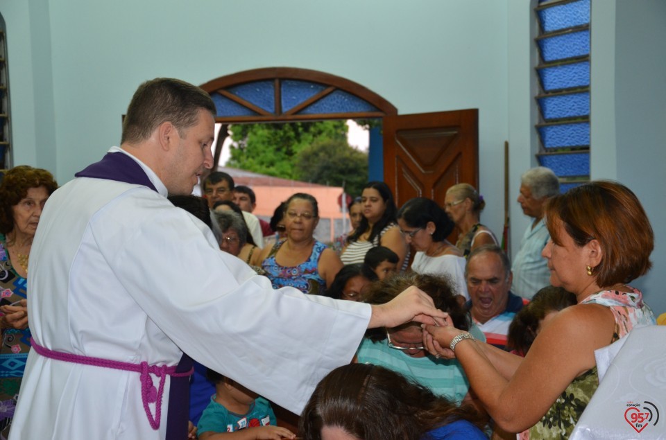 Frei Eterson celebra missa na Capela N. Sra Caacupê