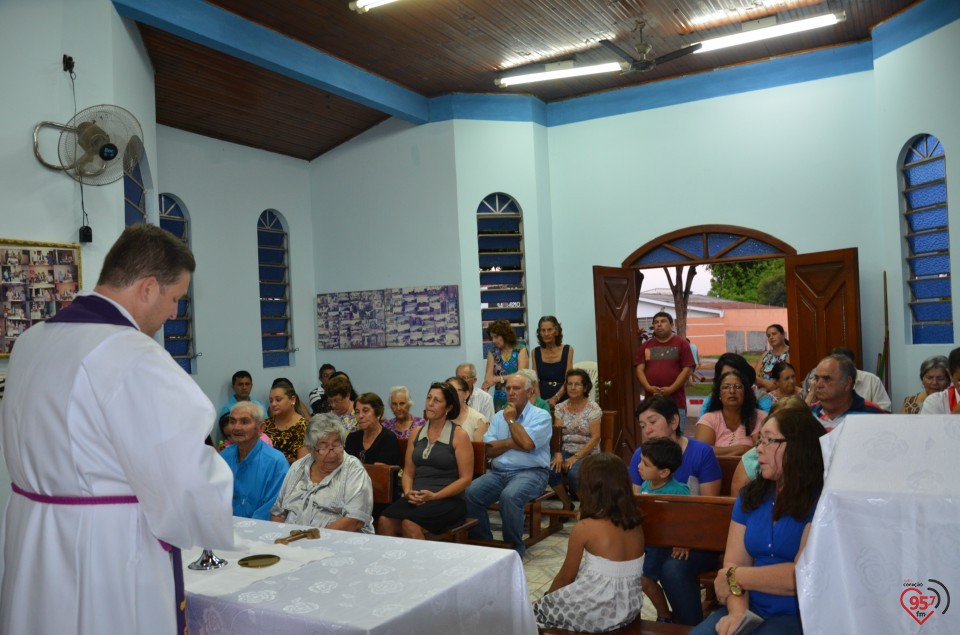 Frei Eterson celebra missa na Capela N. Sra Caacupê