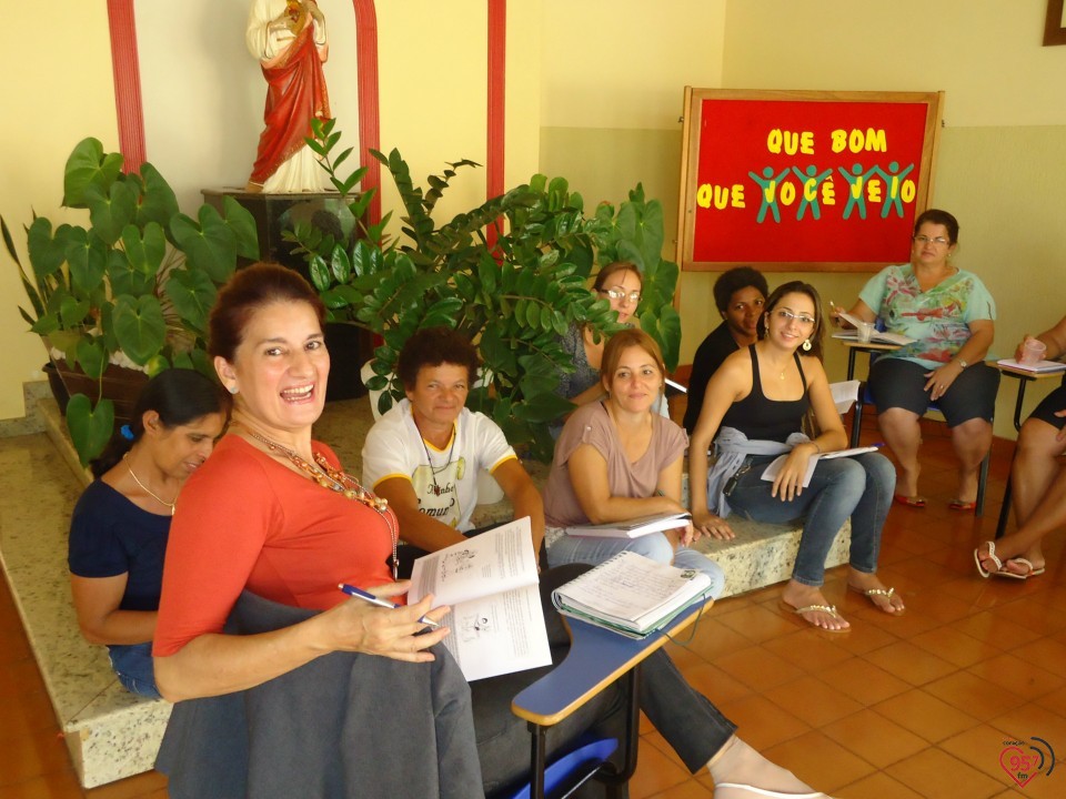 Catequistas participam de escola catequética, no Ipad