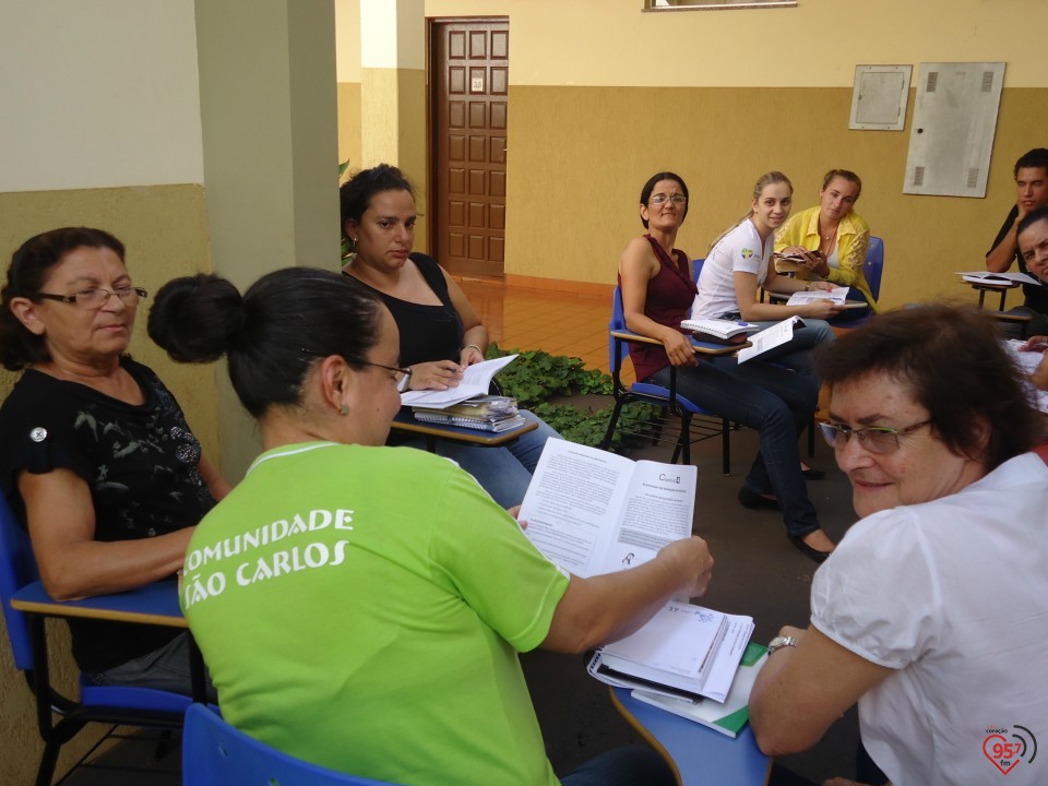 Catequistas participam de escola catequética, no Ipad