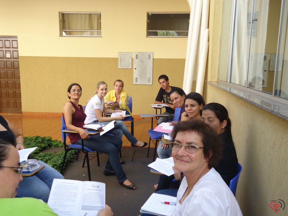 Catequistas participam de escola catequética, no Ipad