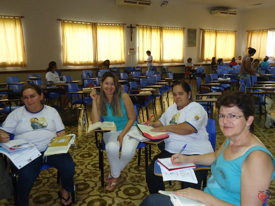 Catequistas participam de escola catequética, no Ipad