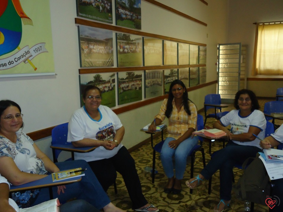 Catequistas participam de escola catequética, no Ipad