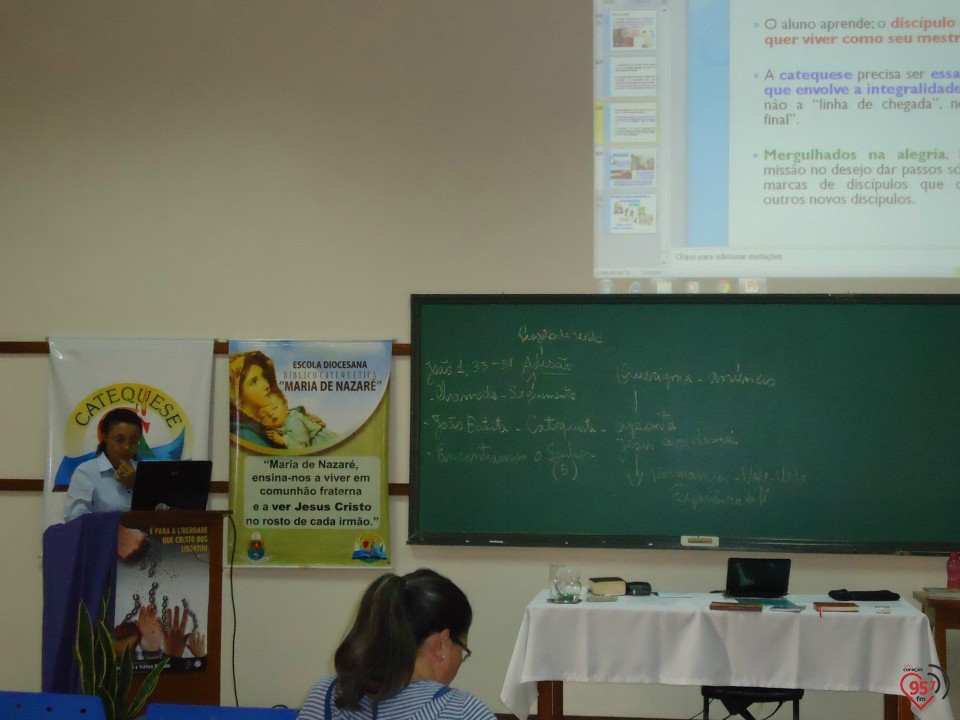 Catequistas participam de escola catequética, no Ipad