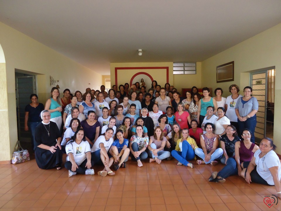 Catequistas participam de escola catequética, no Ipad