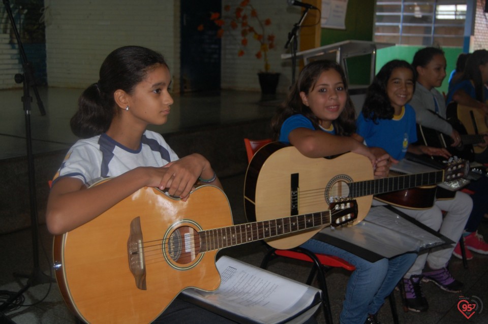 Escola de Dourados realiza plantio de árvore, para celebrar dia mundial da água