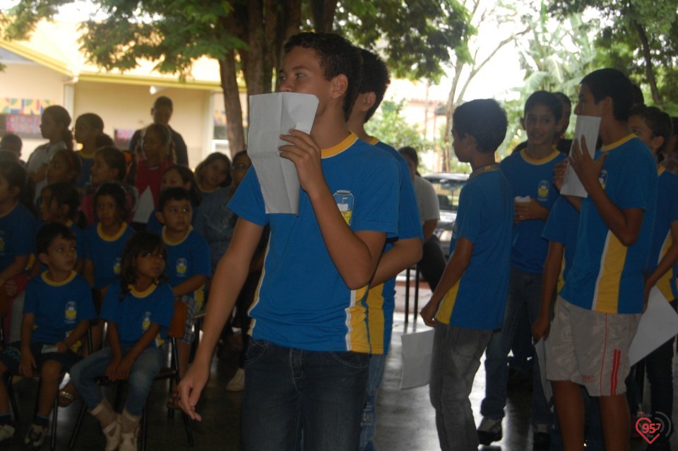 Escola de Dourados realiza plantio de árvore, para celebrar dia mundial da água