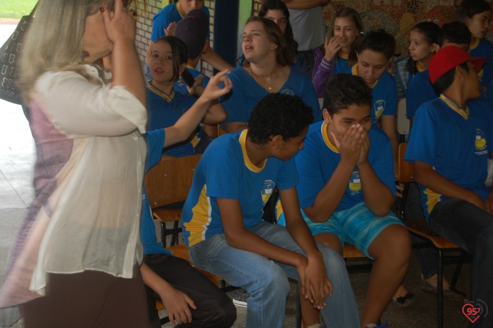 Escola de Dourados realiza plantio de árvore, para celebrar dia mundial da água