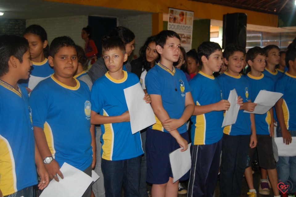 Escola de Dourados realiza plantio de árvore, para celebrar dia mundial da água