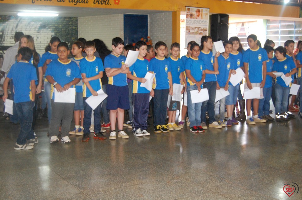 Escola de Dourados realiza plantio de árvore, para celebrar dia mundial da água
