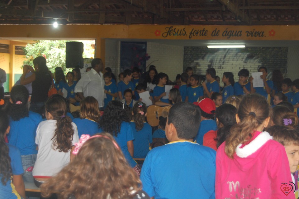 Escola de Dourados realiza plantio de árvore, para celebrar dia mundial da água