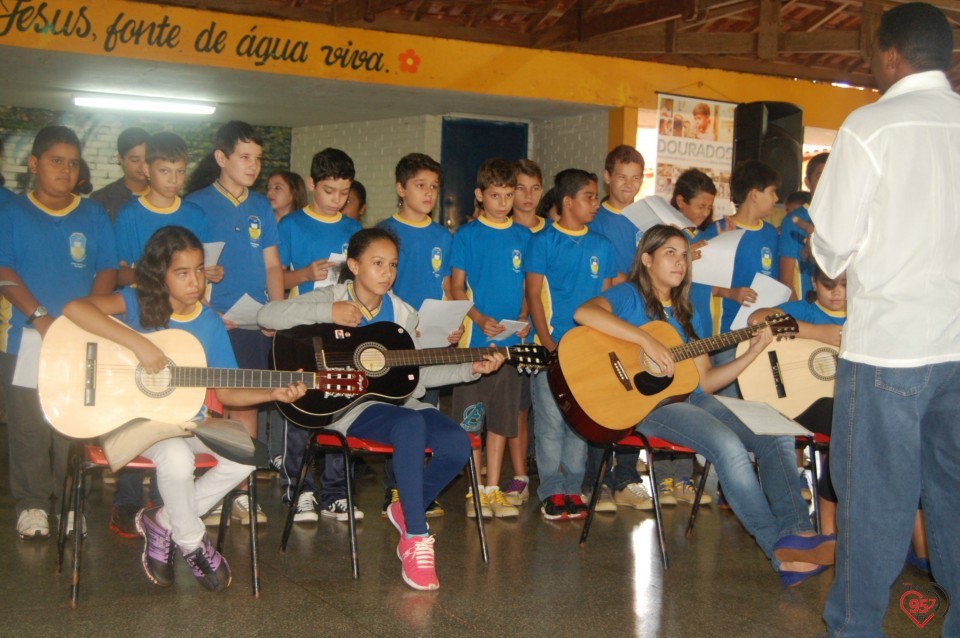 Escola de Dourados realiza plantio de árvore, para celebrar dia mundial da água