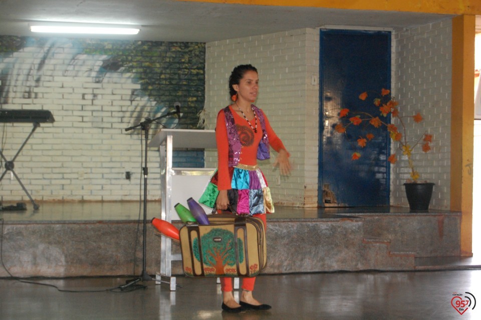 Escola de Dourados realiza plantio de árvore, para celebrar dia mundial da água