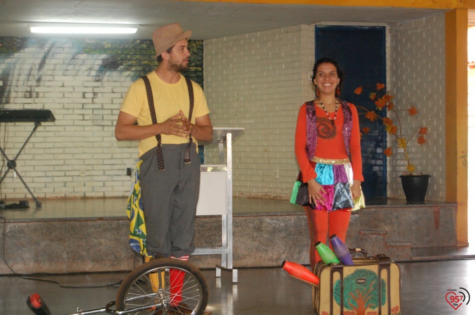 Escola de Dourados realiza plantio de árvore, para celebrar dia mundial da água