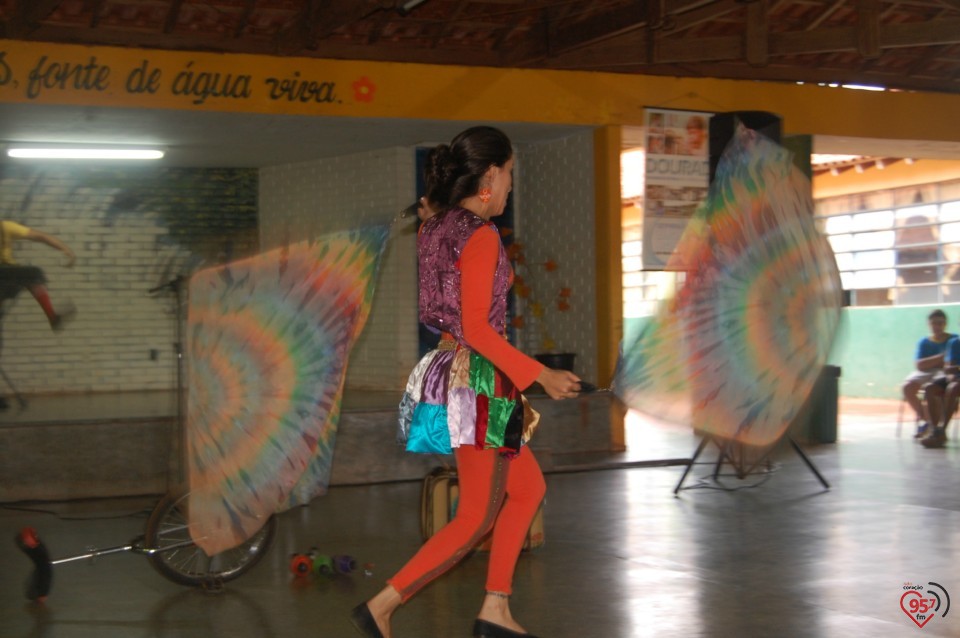 Escola de Dourados realiza plantio de árvore, para celebrar dia mundial da água