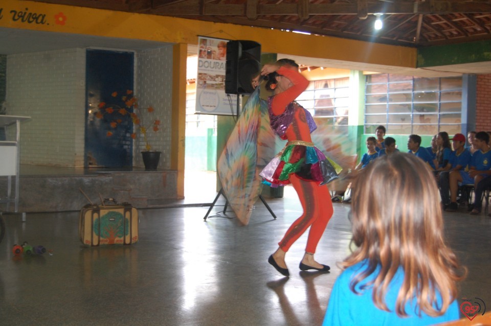 Escola de Dourados realiza plantio de árvore, para celebrar dia mundial da água
