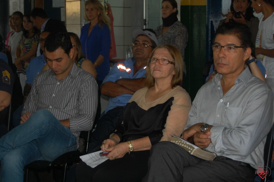 Escola de Dourados realiza plantio de árvore, para celebrar dia mundial da água